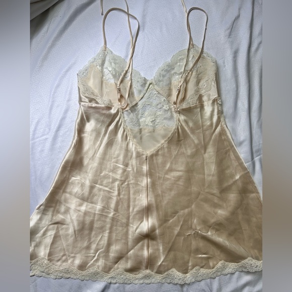 VICTORIA SECRET light cream coloured with lace satin camisole size M - Picture 4 of 6